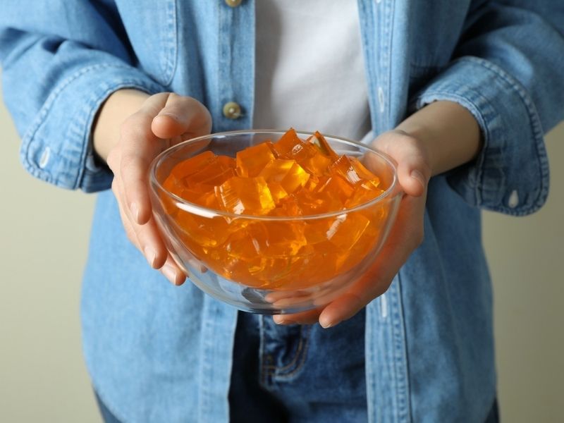 Orange Sugar-Free Jello in a glass bowl, a refreshing low carb snack for diabetes indulgence.